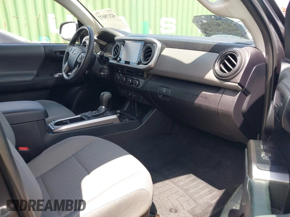 2021 Toyota Tacoma SR z VIN 3TMCZ5AN2MM392590, wystawiony jako IAAI lot #42178072 z przebiegiem 42 542 mil mil oraz . Historia ofert i sprzedaży dostępna na DreamBid. Obrazek 5.