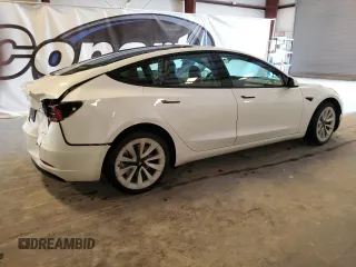 2022 Tesla Model 3 z VIN 5YJ3E1EA1NF371389, wystawiony jako Copart lot #59639665 z przebiegiem 84 719 mil mil oraz Czysty tytuł • Clean title. Historia ofert i sprzedaży dostępna na DreamBid. Obrazek 3.