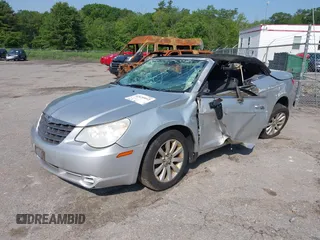2010 Chrysler Sebring Touring z VIN 1C3BC5ED9AN201946, wystawiony jako IAAI lot #42430012 z przebiegiem 125 672 mil mil oraz . Historia ofert i sprzedaży dostępna na DreamBid. Obrazek 2.