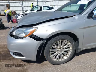 2011 Chrysler 200 Limited z VIN 1C3BC2FB1BN568644, wystawiony jako IAAI lot #42031677 z przebiegiem 136 883 mil mil oraz . Historia ofert i sprzedaży dostępna na DreamBid. Obrazek 13.