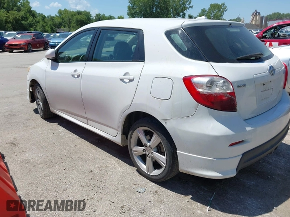 2009 Toyota Matrix S z VIN 2T1KE40EX9C008817, wystawiony jako IAAI lot #42866283 z przebiegiem 321 201 mil mil oraz . Historia ofert i sprzedaży dostępna na DreamBid. Obrazek 3.
