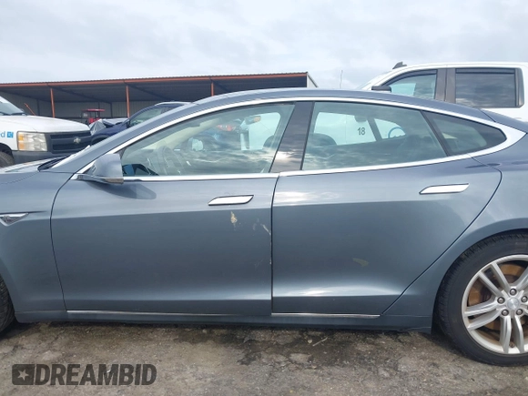 2013 Tesla Model S с VIN 5YJSA1CN4DFP26552, выставлен на аукционе IAAI как лот 42370183 с пробегом Не указан миль и . История ставок и продаж доступна на DreamBid. Изображение 13.