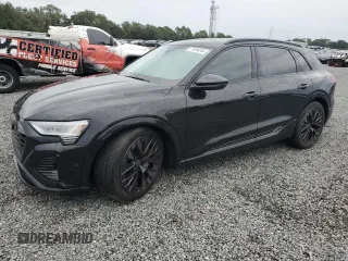 2024 Audi Q8 e-tron Prestige z VIN WA16ABGE0RB007398, wystawiony jako Copart lot #74084044 z przebiegiem Nie podano mil oraz Nie do naprawy. Historia ofert i sprzedaży dostępna na DreamBid. Obrazek 1.