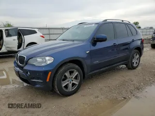 2013 BMW X5 xDrive35i z VIN 5UXZV4C57D0B24460, wystawiony jako Copart lot #54442285 z przebiegiem 165 562 mil mil oraz Szkody całkowita. Historia ofert i sprzedaży dostępna na DreamBid. Obrazek 1.