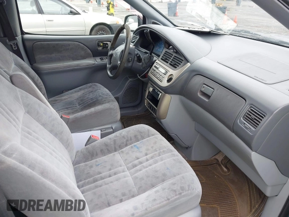 2001 Toyota Sienna LE with VIN 4T3ZF13C11U395630, listed as a IAAI auction lot 41743896 with 189,986 mi miles. Bid and sale history available at carsss.com. Image 5.