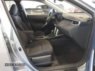 2024 Toyota Corolla Cross LE z VIN 7MUCAABG8RV079508, wystawiony jako IAAI lot #42046345 z przebiegiem 18 873 mil mil oraz . Historia ofert i sprzedaży dostępna na DreamBid. Obrazek 5.