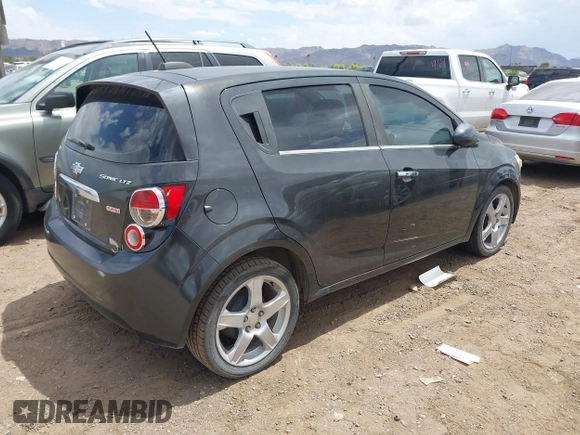 2015 Chevrolet Sonic LTZ z VIN 1G1JE6SB1F4202251, wystawiony jako IAAI lot #42225269 z przebiegiem 91 669 mil mil oraz . Historia ofert i sprzedaży dostępna na DreamBid. Obrazek 4.
