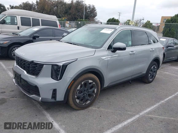 2025 Kia Sorento S z VIN 5XYRL4JC1SG334274, wystawiony jako IAAI lot #41820190 z przebiegiem 8 336 mil mil oraz . Historia ofert i sprzedaży dostępna na DreamBid. Obrazek 2.