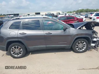 2019 Jeep Cherokee Latitude Plus z VIN 1C4PJLLB2KD333239, wystawiony jako IAAI lot #42144451 z przebiegiem 64 828 mil mil oraz . Historia ofert i sprzedaży dostępna na DreamBid. Obrazek 13.