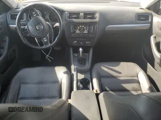 2015 Volkswagen Jetta SE z VIN 3VWD17AJ5FM309965, wystawiony jako Copart lot #54930665 z przebiegiem 141 918 mil mil oraz Szkoda całkowita • Salvage title. Historia ofert i sprzedaży dostępna na DreamBid. Obrazek 8.