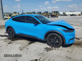 2024 Ford Mustang Mach-E Select z VIN 3FMTK1R47RMA23476, wystawiony jako Copart lot #57778105 z przebiegiem Nie podano mil oraz Nie do naprawy • Non repairable. Historia ofert i sprzedaży dostępna na DreamBid. Obrazek 4.
