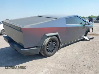 2024 Tesla Cybertruck z VIN 7G2CEHED4RA024805, wystawiony jako IAAI lot #42034257 z przebiegiem Nie podano mil oraz . Historia ofert i sprzedaży dostępna na DreamBid. Obrazek 4.
