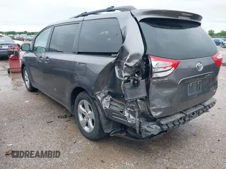2015 Toyota Sienna LE AAS z VIN 5TDKK3DCXFS612396, wystawiony jako IAAI lot #42172932 z przebiegiem 90 440 mil mil oraz . Historia ofert i sprzedaży dostępna na DreamBid. Obrazek 3.