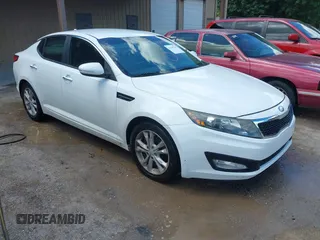 2013 Kia Optima LX z VIN 5XXGM4A7XDG197818, wystawiony jako IAAI lot #42340379 z przebiegiem 185 144 mil mil oraz . Historia ofert i sprzedaży dostępna na DreamBid. Obrazek 1.