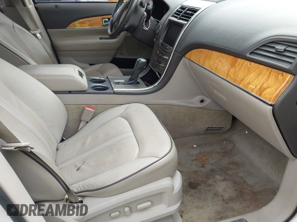 2015 Lincoln MKX z VIN 2LMDJ6JKXFBL29300, wystawiony jako IAAI lot #42121970 z przebiegiem 182 302 mil mil oraz . Historia ofert i sprzedaży dostępna na DreamBid. Obrazek 5.