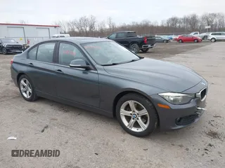 2015 BMW 3 Series 320i xDrive z VIN WBA3C3G51FNS73514, wystawiony jako IAAI lot #41863615 z przebiegiem 133 443 mil mil oraz . Historia ofert i sprzedaży dostępna na DreamBid. Obrazek 1.