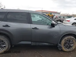 2023 Nissan Rogue S z VIN 5N1BT3AB5PC802677, wystawiony jako IAAI lot #41897255 z przebiegiem 62 794 mil mil oraz . Historia ofert i sprzedaży dostępna na DreamBid. Obrazek 13.