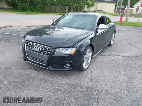 2009 Audi S5 z VIN WAURV78T99A033499, wystawiony jako IAAI lot #42323444 z przebiegiem 117 439 mil mil oraz . Historia ofert i sprzedaży dostępna na DreamBid. Obrazek 1.