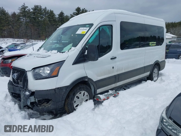 2024 Ford Transit Passenger XL z VIN 1FBAX2C85RKB46137, wystawiony jako IAAI lot #41535996 z przebiegiem 1 571 mil mil oraz . Historia ofert i sprzedaży dostępna na DreamBid. Obrazek 2.