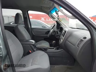 2006 Ford Escape XLT with VIN 1FMYU03126KC55897, listed as a IAAI auction lot 41733243 with 136,989 mi miles. Bid and sale history available at carsss.com. Image 5.