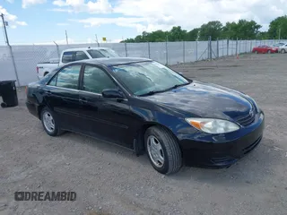 2003 Toyota Camry LE z VIN 4T1BF32KX3U055698, wystawiony jako IAAI lot #42243299 z przebiegiem 167 429 mil mil oraz . Historia ofert i sprzedaży dostępna na DreamBid. Obrazek 1.