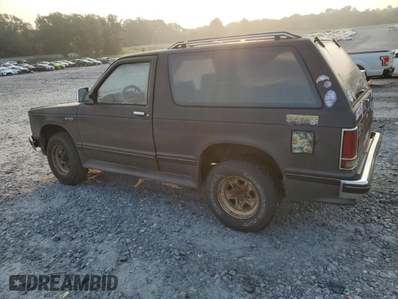 1988 Chevrolet Blazer z VIN 1GNCS18R7J8221699, wystawiony jako Copart lot #59299785 z przebiegiem 307 873 mil mil oraz Czysty tytuł • Clean title. Historia ofert i sprzedaży dostępna na DreamBid. Obrazek 2.