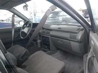 1990 Toyota Camry DLX z VIN 4T1SV21E7LU248206, wystawiony jako IAAI lot #41793635 z przebiegiem 83 550 mil mil oraz . Historia ofert i sprzedaży dostępna na DreamBid. Obrazek 5.