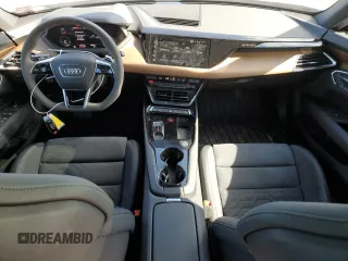 2022 Audi e-tron GT Premium Plus z VIN WAUFJBFW8N7006591, wystawiony jako Copart lot #71233664 z przebiegiem 41 317 mil mil oraz Szkody całkowita. Historia ofert i sprzedaży dostępna na DreamBid. Obrazek 8.