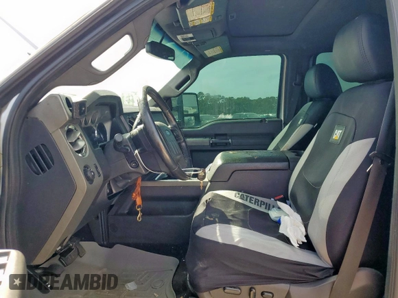 2011 Ford F-250 XL z VIN 1FT7W2BTXBEA89677, wystawiony jako Copart lot #55258135 z przebiegiem 285 071 mil mil oraz Czysty tytuł • Clean title. Historia ofert i sprzedaży dostępna na DreamBid. Obrazek 7.