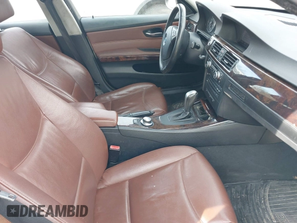 2008 BMW 3 Series 328xi z VIN WBAVC93598K040793, wystawiony jako IAAI lot #41793277 z przebiegiem 139 186 mil mil oraz . Historia ofert i sprzedaży dostępna na DreamBid. Obrazek 5.
