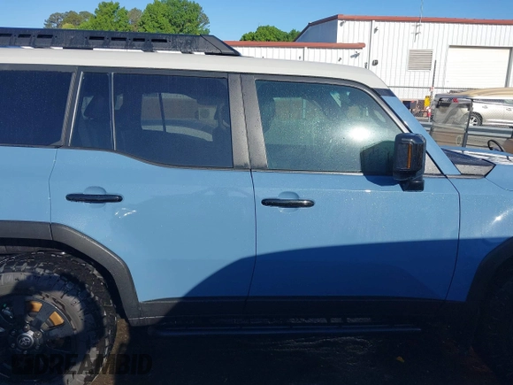 2024 Toyota Land Cruiser z VIN JTEABFAJ7RK003144, wystawiony jako IAAI lot #42040885 z przebiegiem 4 749 mil mil oraz . Historia ofert i sprzedaży dostępna na DreamBid. Obrazek 13.