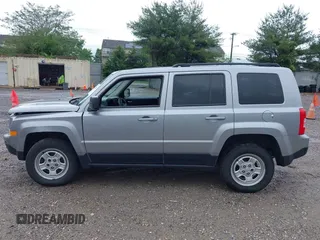 2017 Jeep Patriot Sport SE z VIN 1C4NJRBB8HD122051, wystawiony jako IAAI lot #42274843 z przebiegiem 63 122 mil mil oraz . Historia ofert i sprzedaży dostępna na DreamBid. Obrazek 14.