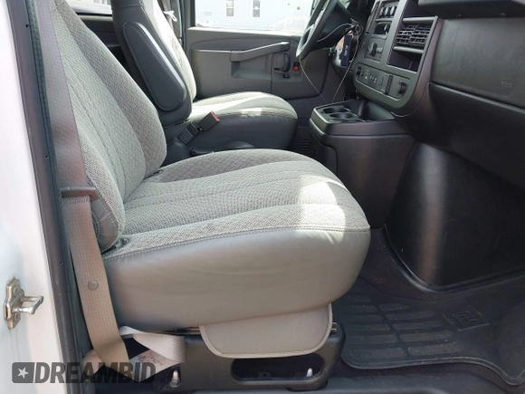 2020 Chevrolet Express Passenger LT z VIN 1GAZGPFG0L1243105, wystawiony jako IAAI lot #42086334 z przebiegiem 79 370 mil mil oraz . Historia ofert i sprzedaży dostępna na DreamBid. Obrazek 5.