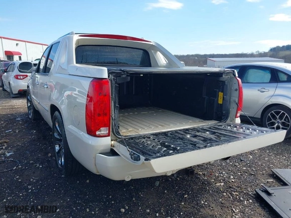 2008 Cadillac Escalade EXT with VIN 3GYFK62808G251001, listed as a IAAI auction lot 41597855 with 142563 miles. Bid and sale history available at carsss.com. Image 3.