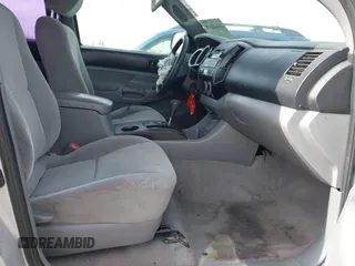 2010 Toyota Tacoma PreRunner z VIN 5TEJU4GN0AZ730557, wystawiony jako IAAI lot #41642019 z przebiegiem 196 355 mil mil oraz . Historia ofert i sprzedaży dostępna na DreamBid. Obrazek 5.
