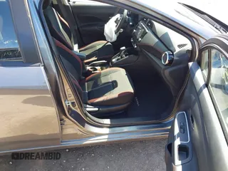 2024 Nissan Versa SR z VIN 3N1CN8FV9RL865083, wystawiony jako IAAI lot #42193458 z przebiegiem 5 774 mil mil oraz . Historia ofert i sprzedaży dostępna na DreamBid. Obrazek 5.