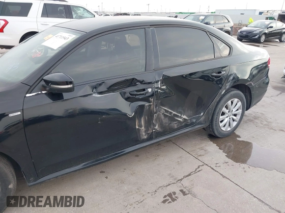 2014 Volkswagen Passat Wolfsburg Edition z VIN 1VWAT7A30EC028218, wystawiony jako IAAI lot #41711943 z przebiegiem 131 041 mil mil oraz . Historia ofert i sprzedaży dostępna na DreamBid. Obrazek 6.