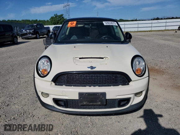 2012 MINI Hardtop S z VIN WMWSV3C55CTY19041, wystawiony jako Copart lot #52653075 z przebiegiem Nie podano mil oraz Czysty tytuł • Clean title. Historia ofert i sprzedaży dostępna na DreamBid. Obrazek 5.