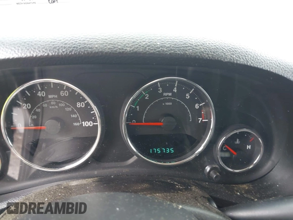 2014 Jeep Wrangler Unlimited Sahara z VIN 1C4BJWEG0EL129229, wystawiony jako IAAI lot #42380976 z przebiegiem 175 735 mil mil oraz . Historia ofert i sprzedaży dostępna na DreamBid. Obrazek 7.