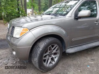 2005 Nissan Pathfinder SE z VIN 5N1AR18WX5C748572, wystawiony jako IAAI lot #42180475 z przebiegiem 291 301 mil mil oraz . Historia ofert i sprzedaży dostępna na DreamBid. Obrazek 6.