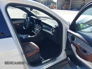 2022 Mercedes-Benz GLC with VIN W1N0G8DB8NV353854, listed as a IAAI auction lot 40655985 with 23,591 mi miles. Bid and sale history available at carsss.com. Image 5.