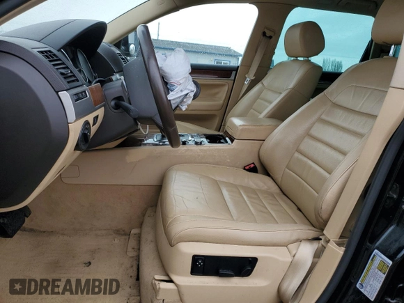 2008 Volkswagen Touareg V6 z VIN WVGLE77L28D026719, wystawiony jako Copart lot #48539225 z przebiegiem Nie podano mil oraz Szkoda całkowita • Salvage title. Historia ofert i sprzedaży dostępna na DreamBid. Obrazek 7.