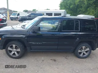 2016 Jeep Patriot Latitude z VIN 1C4NJRFB0GD814670, wystawiony jako IAAI lot #42638264 z przebiegiem 125 190 mil mil oraz . Historia ofert i sprzedaży dostępna na DreamBid. Obrazek 14.