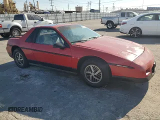 1986 Pontiac Fiero z VIN 1G2PF379XGP215474, wystawiony jako Copart lot #73346514 z przebiegiem 71 955 mil mil oraz Tytuł czysty. Historia ofert i sprzedaży dostępna na DreamBid. Obrazek 4.