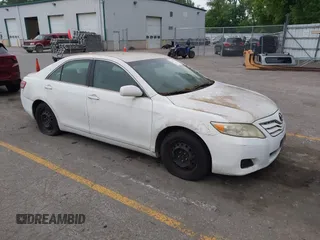 2011 Toyota Camry LE z VIN 4T1BF3EK2BU644948, wystawiony jako IAAI lot #42497753 z przebiegiem 289 476 mil mil oraz . Historia ofert i sprzedaży dostępna na DreamBid. Obrazek 1.