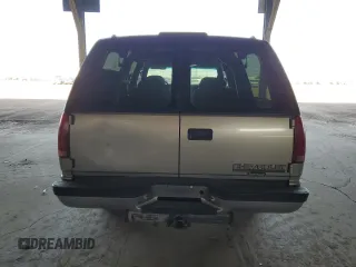 1999 Chevrolet Suburban z VIN 3GNFK16R3XG217135, wystawiony jako Copart lot #57158455 z przebiegiem 200 002 mil mil oraz Czysty tytuł • Clean title. Historia ofert i sprzedaży dostępna na DreamBid. Obrazek 6.