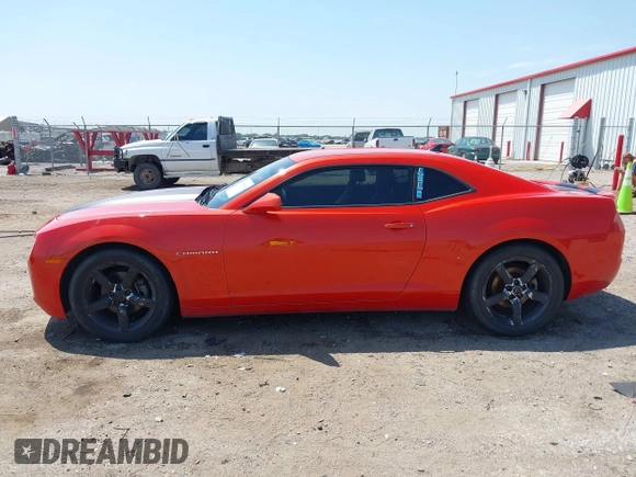 2013 Chevrolet Camaro LT z VIN 2G1FG1E36D9244965, wystawiony jako IAAI lot #40058994 z przebiegiem 75 344 mil mil oraz . Historia ofert i sprzedaży dostępna na DreamBid. Obrazek 14.