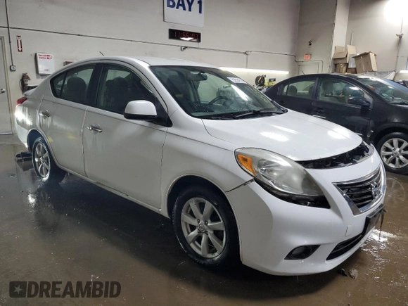 2012 Nissan Versa SV z VIN 3N1CN7AP1CL818012, wystawiony jako Copart lot #52804225 z przebiegiem 194 070 mil mil oraz Szkoda całkowita • Salvage title. Historia ofert i sprzedaży dostępna na DreamBid. Obrazek 4.