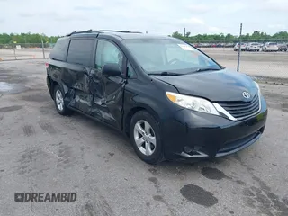 2014 Toyota Sienna LE AAS z VIN 5TDKK3DC1ES506563, wystawiony jako IAAI lot #42108481 z przebiegiem 173 831 mil mil oraz . Historia ofert i sprzedaży dostępna na DreamBid. Obrazek 1.