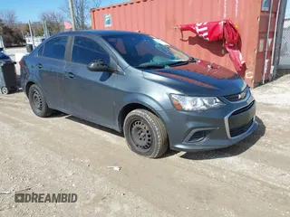 2017 Chevrolet Sonic LS z VIN 1G1JB5SH0H4126306, wystawiony jako IAAI lot #41814887 z przebiegiem 174 007 mil mil oraz . Historia ofert i sprzedaży dostępna na DreamBid. Obrazek 1.